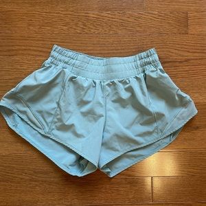 lululemon hotty hot 2.5 shorts!